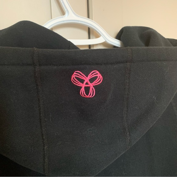 2000’s TNA Black Zip up Sweater • Pink Details🌸🖤 - Picture 5 of 6